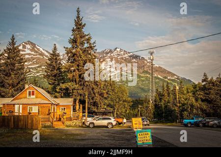 06-24-2022 Moose Pass Alaska USA - Zuhause und Geschäft in Moose Pass auf der Kenai Halbinsel spät am Abend während der Sonnentage im Sommer - Ka Stockfoto