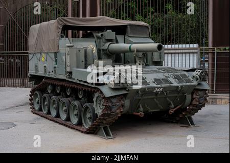 Ein offensives Militärfahrzeug, Modell M44 selbstfahrende Haubitze. Stockfoto