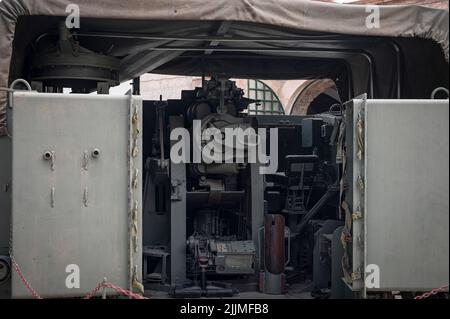 Das Innere Detail eines offensiven militärischen Fahrzeugs, selbstfahrende Haubitze Modell M-44. Stockfoto