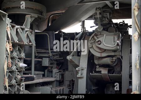 Ein Innendetail eines offensiven Militärfahrzeugs, selbstfahrende Haubitze Modell M-44. Stockfoto