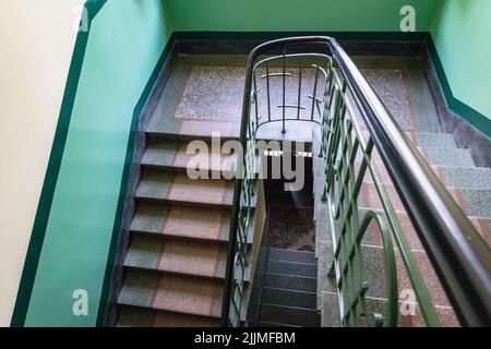 Treppe des Mietshauses in der Jagiellonska-Straße 12, gebaut von Michal Kraus in den Jahren 1937-1938, Beispiel der modernistischen Architektur in Rzeszow, Polen Stockfoto