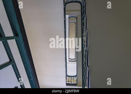 Treppe des Mietshauses in der Jagiellonska-Straße 12, gebaut von Michal Kraus in den Jahren 1937-1938, Beispiel der modernistischen Architektur in Rzeszow, Polen Stockfoto