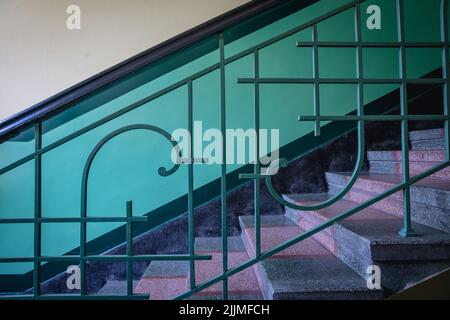 Treppe des Mietshauses in der Jagiellonska-Straße 12, gebaut von Michal Kraus in den Jahren 1937-1938, Beispiel der modernistischen Architektur in Rzeszow, Polen Stockfoto