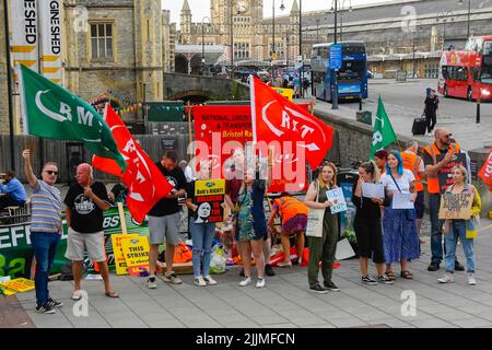 Bristol Temple Meads Station, Bristol, Großbritannien. 27.. Juli 2022. Eine NUSS-Streiklinie vor dem Eingang zum Bahnhof Bristol Temple Meads, während das Eisenbahnpersonal streikt. Bildnachweis: Graham Hunt/Alamy Live News Stockfoto