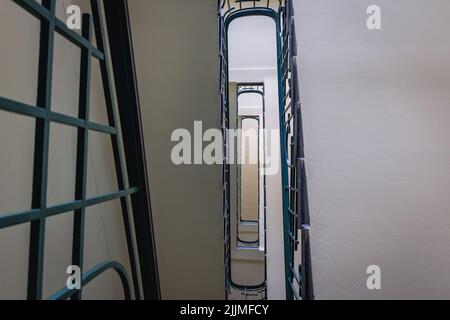 Treppe des Mietshauses in der Jagiellonska-Straße 12, gebaut von Michal Kraus in den Jahren 1937-1938, Beispiel der modernistischen Architektur in Rzeszow, Polen Stockfoto