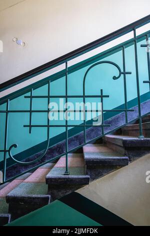 Treppe des Mietshauses in der Jagiellonska-Straße 12, gebaut von Michal Kraus in den Jahren 1937-1938, Beispiel der modernistischen Architektur in Rzeszow, Polen Stockfoto