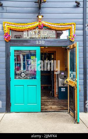 2021 06 05 Crested Butte CO USA - Offene Tür von Bonez Tequila Bar & Grill an der Hauptstraße von Crested Butte Ski Resort Stadt mit funky Dekorationen und AN Stockfoto