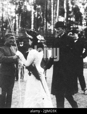 1902. Der Ballon "Schwedisch" wird getauft. Prinzessin Ingeborg tauft mit Champagner. Prinz Carl auf der rechten Seite. Stockfoto