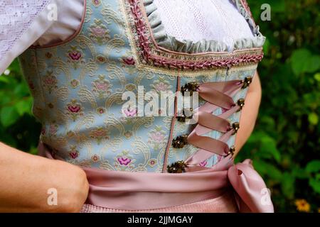 Eine Frau in einem schönen traditionellen bayerischen Dirndl-Kleid auf dem Oktoberfest (München, Bayern, Deutschland) Stockfoto