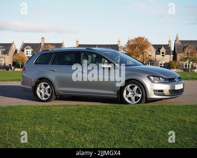 Wolfram Silber Volkswagen Golf MK7 Estate, Variante, mit Team Dynamics Pro Race 3 Legierungen. Geparkt neben grünem Gras Spielfelder. Stockfoto