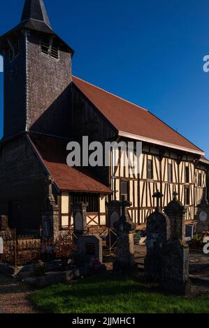 Über den Kirchenwänden der Fachwerkkirche Église Nôtre-Dame in Châtillon-sur-Broué in der Marne Pays du der Countryside in Grand Est, Frankreich, erhebt sich ein Glockenturm mit Schiefer, der 1822 umgebaut wurde. Die Kirche, die Anfang 1500s erbaut wurde, verfügt über eine ungewöhnliche, vollständig geschlossene Veranda und gehört zu den Attraktionen auf einer ausgeschilderten Tour durch die historischen Fachwerkkirchen, Kapellen und Wohnungen der Champagne-Region. Stockfoto