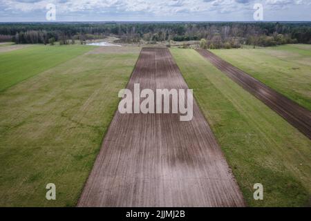 Pflugfeld über dem Fluss Liwiec im Gebiet Gmina Lochow, Woiwodschaft Masowien in Polen Stockfoto