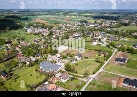 Blick auf das Dorf Miedzyrzecze Gorne in der Gemeinde Jasienica, Kreis Bielsko, Woiwodschaft Schlesien im Süden Polens Stockfoto