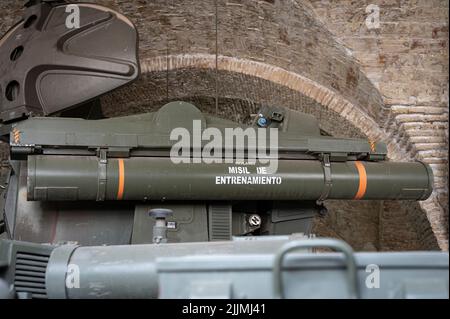 Eine militärische Trainingsrakete im Panzerturm. Stockfoto