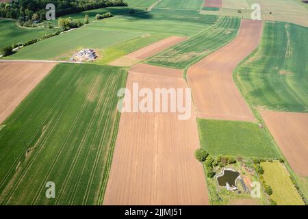 Felder um Miedzyrzecze Gorne Dorf in Gmina Jasienica, Kreis Bielsko, Woiwodschaft Schlesien im Süden Polens Stockfoto