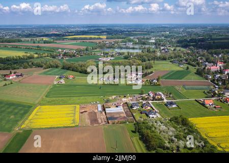 Luftaufnahme des Dorfes Miedzyrzecze Gorne in der Gmina Jasienica, Kreis Bielsko, Woiwodschaft Schlesien im Süden Polens Stockfoto