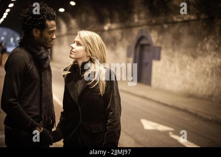 Stadtpaar. Offene Bilder eines attraktiven jungen Mischvolkspaares in einem städtischen Umfeld. Aus einer Reihe von Bildern mit den gleichen Zeichen. Stockfoto