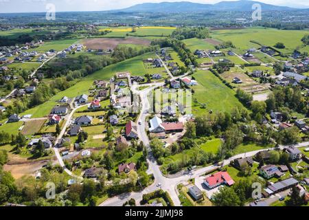 Luftaufnahme des Dorfes Miedzyrzecze Gorne in der Gmina Jasienica, Kreis Bielsko, Woiwodschaft Schlesien im Süden Polens Stockfoto