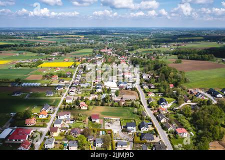 Luftaufnahme des Dorfes Miedzyrzecze Gorne in der Gmina Jasienica, Kreis Bielsko, Woiwodschaft Schlesien im Süden Polens Stockfoto