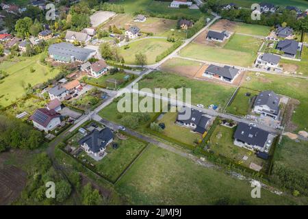 Häuser in Miedzyrzecze Gorne Dorf in Gmina Jasienica, Kreis Bielsko, Woiwodschaft Schlesien im Süden Polens Stockfoto