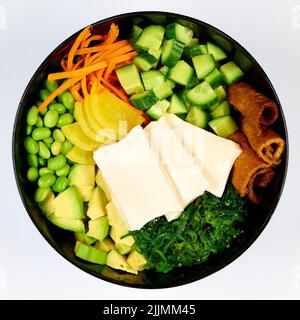 Ein Blick von oben auf den Gemüsesalat mit Käse isoliert auf dem weißen Hintergrund Stockfoto