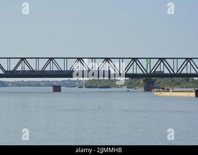 Eine Brücke über die Donau im Belgrader Gebiet (Republik Serbien) Stockfoto