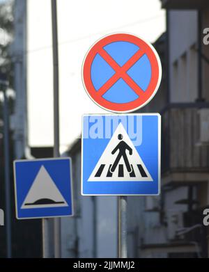 Baumverkehrszeichen auf Metallmasten in der Straße Stockfoto