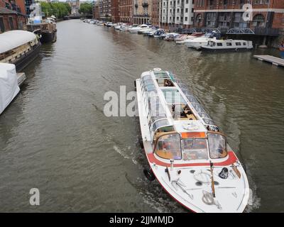 Ein Touristenkreuzfahrtschiff, das im Stadtfluss in Bristol, Großbritannien, schwimmt Stockfoto