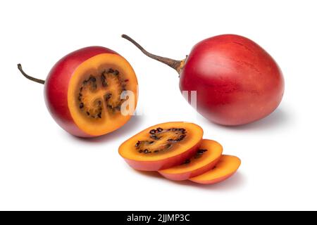 Frische reife geschnittene Tamarillo Nahaufnahme isoliert auf weißem Hintergrund Stockfoto