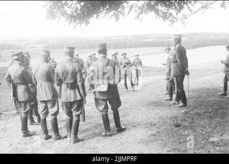 Vor/nach der Drehmomentübung prüfen. Viele hochrangige Offiziere verfolgen die Kavallerieversuche unter dem Kavallerieinspektor General Göran Gyllenstiernas. Stockfoto