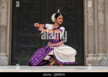 Mit den Veränderungen in Zeit und Raum entwickelt sich die Odissi-Tanzform weiter. Der Veranstaltungsort ändert sich und es gibt keine Einschränkungen in Tempeln Stockfoto