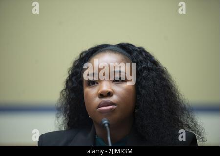 Washington, Usa. 27.. Juli 2022. Antonia Okafor, die nationale Direktorin von Women's Outreach for Gun Owners of America, schaut am Mittwoch, den 27. Juli 2022, im US-Kapitol in Washington, DC, auf die Praktiken und Gewinne von Waffenherstellern. Foto von Bonnie Cash/UPI Credit: UPI/Alamy Live News Stockfoto