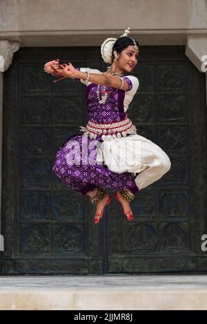 Mit den Veränderungen in Zeit und Raum entwickelt sich die Odissi-Tanzform weiter. Der Veranstaltungsort ändert sich und es gibt keine Einschränkungen in Tempeln Stockfoto