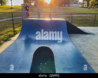 Blick auf den Wallace Park Skatepark in Paola Kansas. Auf den Miami County Fairgrounds gibt es diesen lustigen kleinen Platz mit blauen Metallrampen. Stockfoto