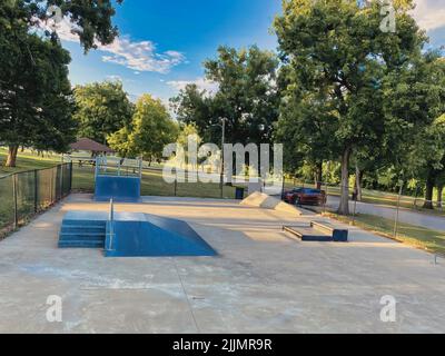 Blick auf den Wallace Park Skatepark in Paola Kansas. Auf den Miami County Fairgrounds befindet sich dieser lustige kleine Platz mit blauen Metallrampen. Stockfoto