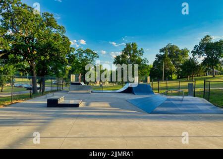 Blick auf den Wallace Park Skatepark in Paola Kansas. Auf den Miami County Fairgrounds befindet sich dieser lustige kleine Platz mit blauen Metallrampen. Stockfoto