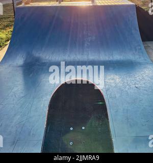 Blick auf den Wallace Park Skatepark in Paola Kansas. Auf den Miami County Fairgrounds gibt es diesen lustigen kleinen Platz mit blauen Metallrampen. Stockfoto