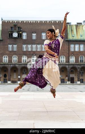 Mit den Veränderungen in Zeit und Raum entwickelt sich die Odissi-Tanzform weiter. Der Veranstaltungsort ändert sich und es gibt keine Einschränkungen in Tempeln Stockfoto