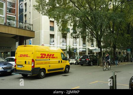 Ein DHL-Frachtkurierwagen, der Versandpakete liefert Stockfoto