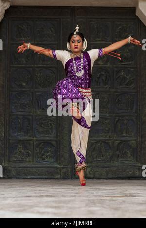 Mit den Veränderungen in Zeit und Raum entwickelt sich die Odissi-Tanzform weiter. Der Veranstaltungsort ändert sich und es gibt keine Einschränkungen in Tempeln Stockfoto