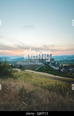 Riesige mittelalterliche Burg Bečkov ist eine Ruinenburg in der Nähe des Dorfes Beckov im Bezirk Nové Mesto nad Váhom, Region Trenčín, Westslowakei Stockfoto