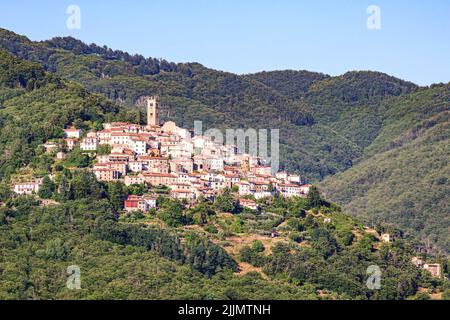 Eine schöne Aussicht auf Crasciana, ein historisches Dorf in der Toskana, auf einem Hügel in Lucca, Italien gegen einen blauen Himmel gebaut Stockfoto