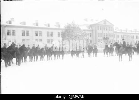 Der Meister gibt seine Anweisungen vor Beginn der Jagd. Das Jagdfeld stellte sich vor die Kaserne K 3. Stockfoto