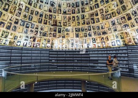 JERUSALEM, ISRAEL - 24. SEPTEMBER 2017: Dies ist die Namenshalle im Historischen Museum des Holocaust-Mahnmals (Yad Vashem). Stockfoto