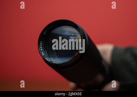 Nahaufnahme der Phot-Linse auf rotem Hintergrund Stockfoto