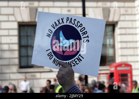 London, Großbritannien – 24. April 2021: „Unite for Freedom“-Protest von covid-19-Skeptikern, Demonstranten gegen Lockdown, Impfung und Maskenverschleißmittel Stockfoto
