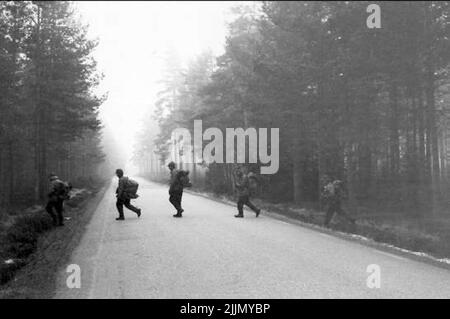 Das Signal Regiment S 2, Geschäftsjahr 1984. Die Signalsoldaten schließen die Gruppe „Freier Krieg“ ab, die von den Fallschirmjägern beaufsichdigt wird. Stockfoto