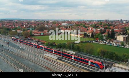 Komarna. 23. April 2022. Luftaufnahme vom 23. April 2022 zeigt den Abschnitt Belgrad-Novi Sad der Eisenbahn Belgrad-Budapest in Belgrad, Serbien. Quelle: Wang Wei/Xinhua/Alamy Live News Stockfoto