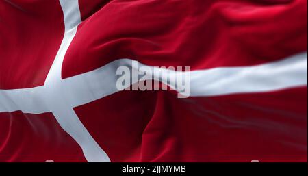 Nahaufnahme der im Wind wehenden dänischen Nationalflagge. Dänemark ist ein nordisches Land in Nordeuropa. Hintergrund mit Stofftextur. Selektive Stockfoto