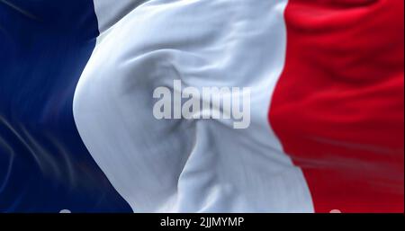 Nahaufnahme der im Wind winkenden französischen Nationalflagge. Frankreich ist ein Land in Westeuropa. Hintergrund mit Stofftextur. Selektiver Fokus Stockfoto